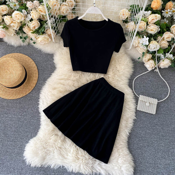 Изчистен дамски комплект от блуза и пола 