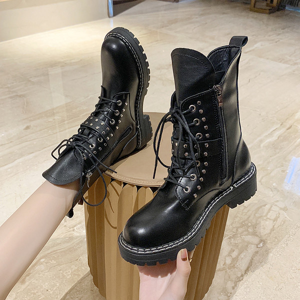 Ежедневни дамски боти с капси  в черен цвят