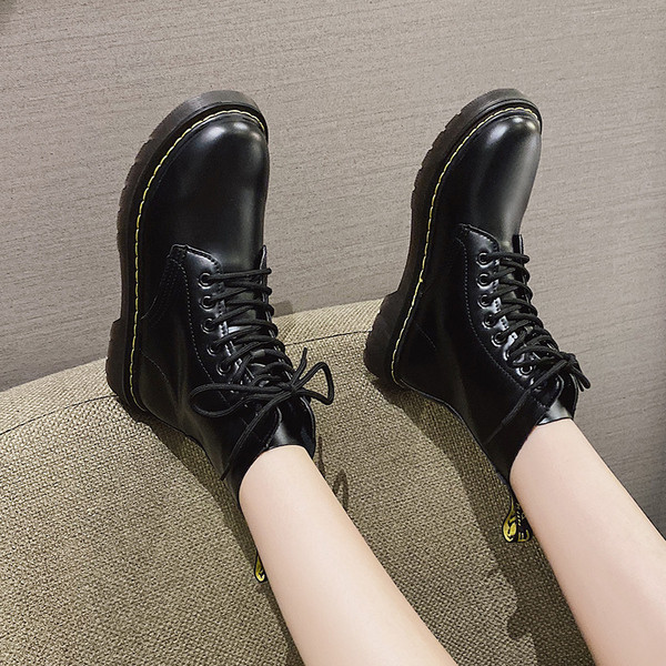 Дамски боти от еко кожа с равна подметка и връзки