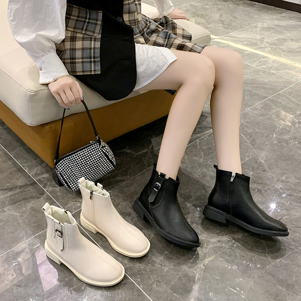 Кожени дамски боти с равна подметка и мека подплата 