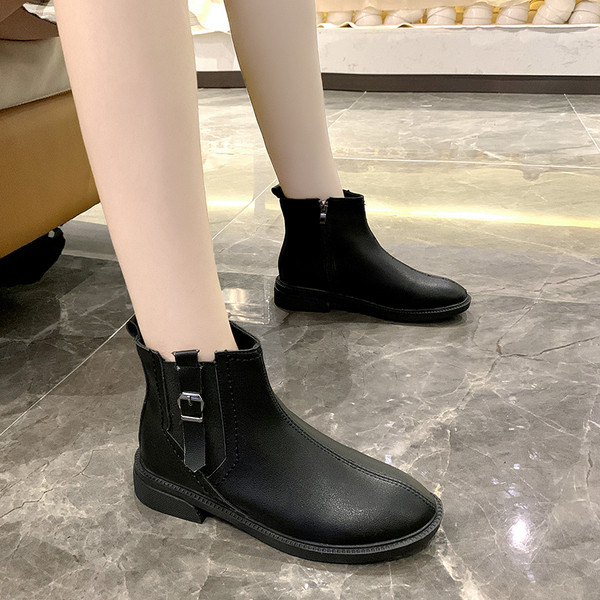 Кожени дамски боти с равна подметка и мека подплата 