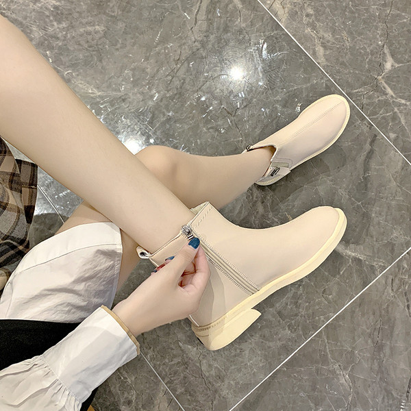 Кожени дамски боти с равна подметка и мека подплата 