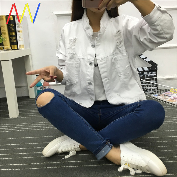 Ежедневно дънково яке със скъсани мотиви