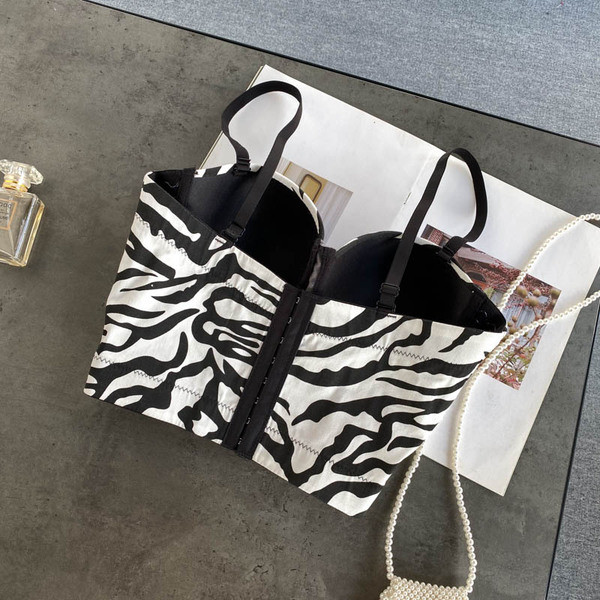 Дамско бюстие с животински принт и тънки презрамки 