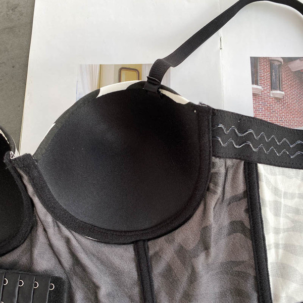 Дамско бюстие с животински принт и тънки презрамки 