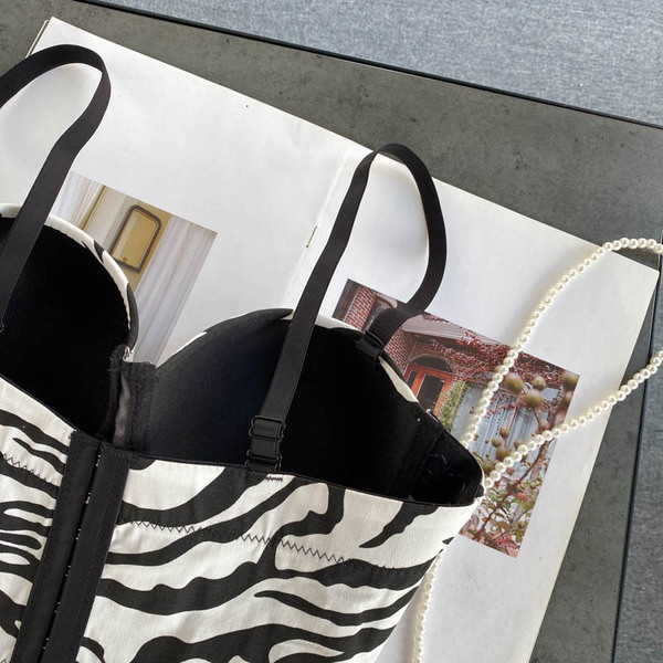 Дамско бюстие с животински принт и тънки презрамки 