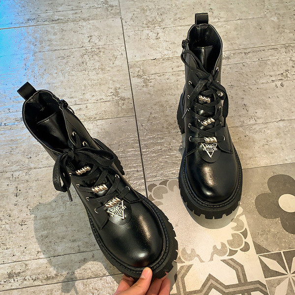 Ежедневни дамски боти  с груба подметка в черен цвят