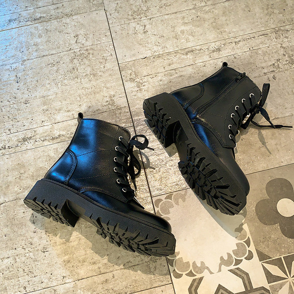 Ежедневни дамски боти  с груба подметка в черен цвят