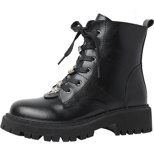 Ежедневни дамски боти  с груба подметка в черен цвят