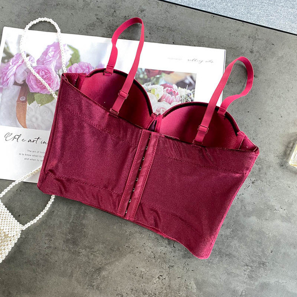 Дамско бюстие от кадифе с тънки презрамки 