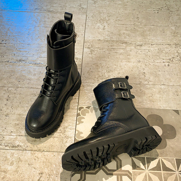 Moderne ženske casual čizme s kopčom u crnoj boji