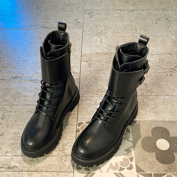 Moderne ženske casual čizme s kopčom u crnoj boji