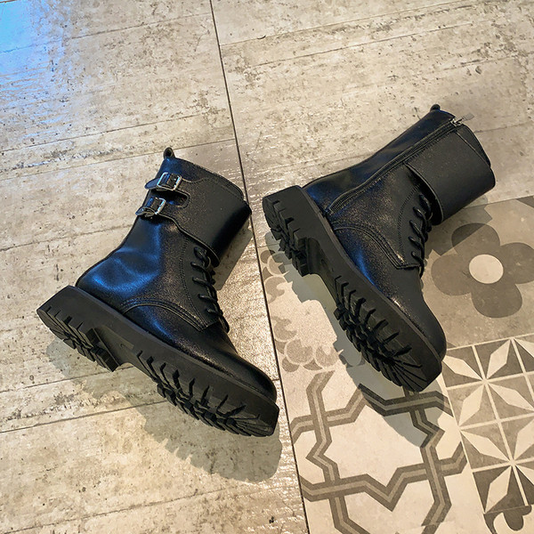 Moderne ženske casual čizme s kopčom u crnoj boji