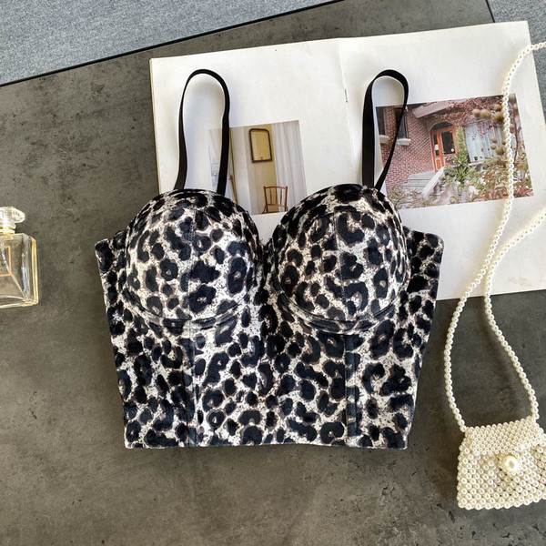 Ženski poprsje s uzorkom leoparda