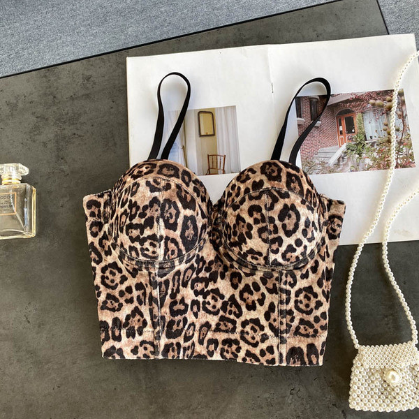 Ženski poprsje s uzorkom leoparda