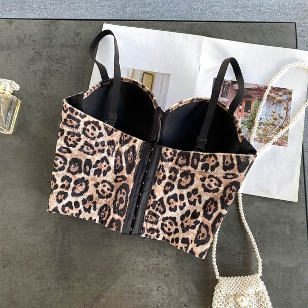 Ženski poprsje s uzorkom leoparda