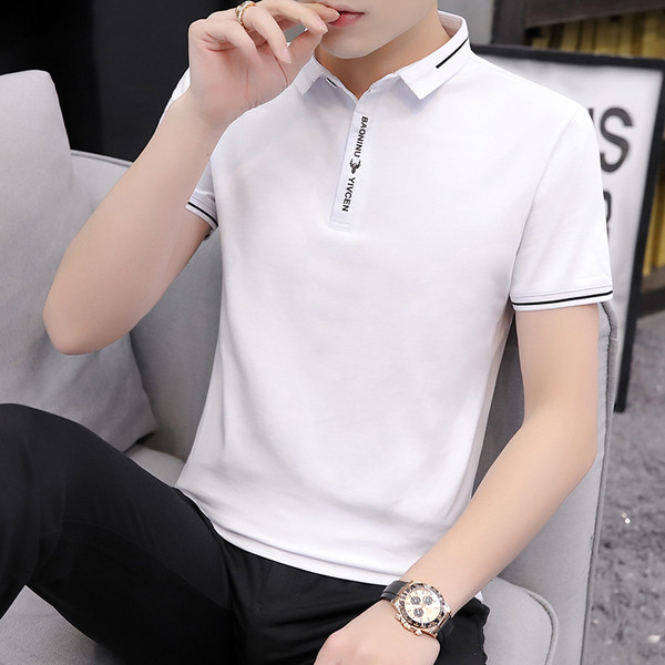 Moderna muška majica s klasičnom kragnom i natpisom