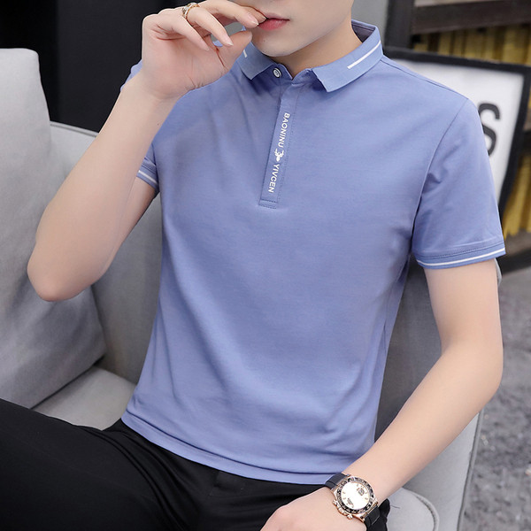 Moderna muška majica s klasičnom kragnom i natpisom