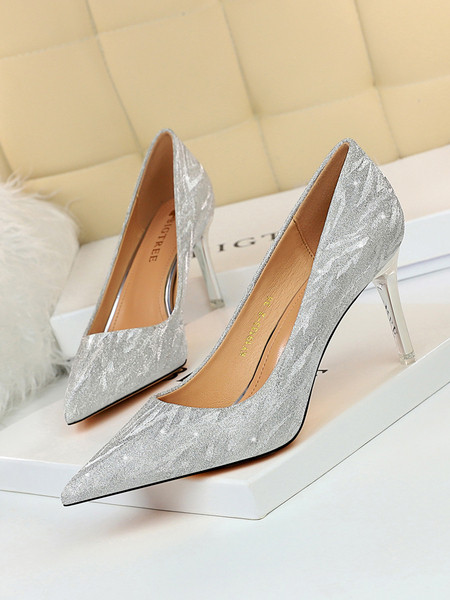 Elegantne ženske cipele na visoku petu s metalnim elementom i sjajnim efektom
