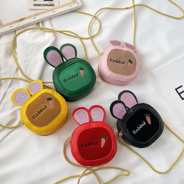 Mala dječja torbica od umjetne kože sa metalnim lancem