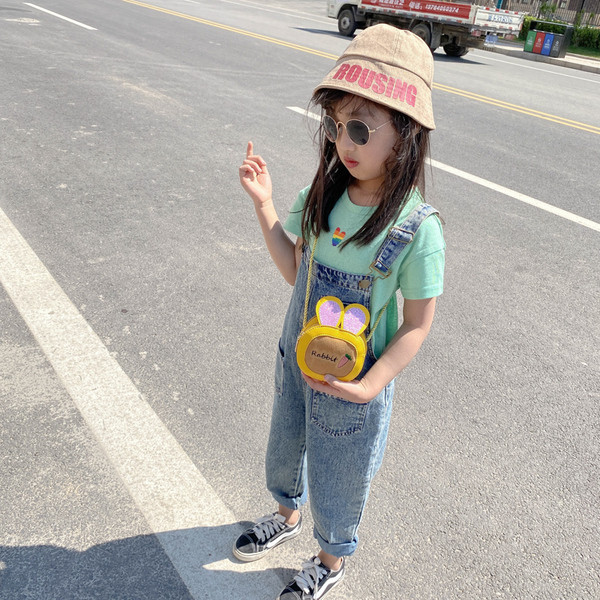 Mala dječja torbica od umjetne kože sa metalnim lancem