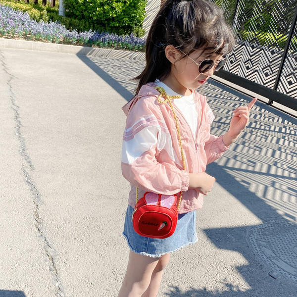 Mala dječja torbica od umjetne kože sa metalnim lancem