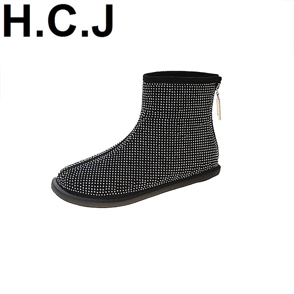 Ženske moderne čizme s ravnim potplatom i sjajnim efektom - dva modela