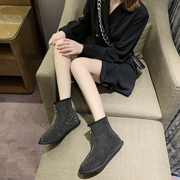 Ženske moderne čizme s ravnim potplatom i sjajnim efektom - dva modela