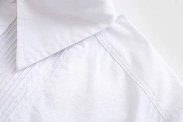 Ležerna ženska košulja s klasičnim ovratnikom u bijeloj boji