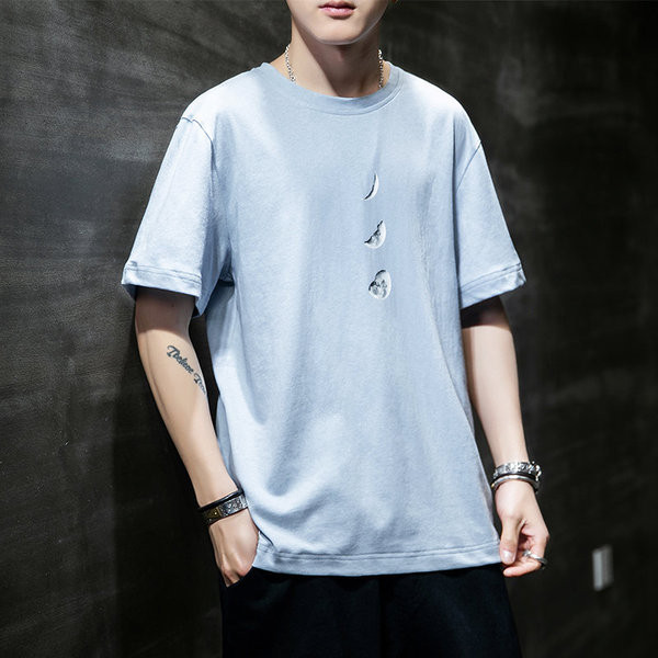 Široki model muške majice s aplikacijom