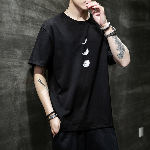 Široki model muške majice s aplikacijom