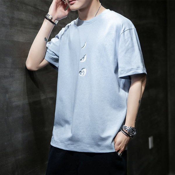 Široki model muške majice s aplikacijom