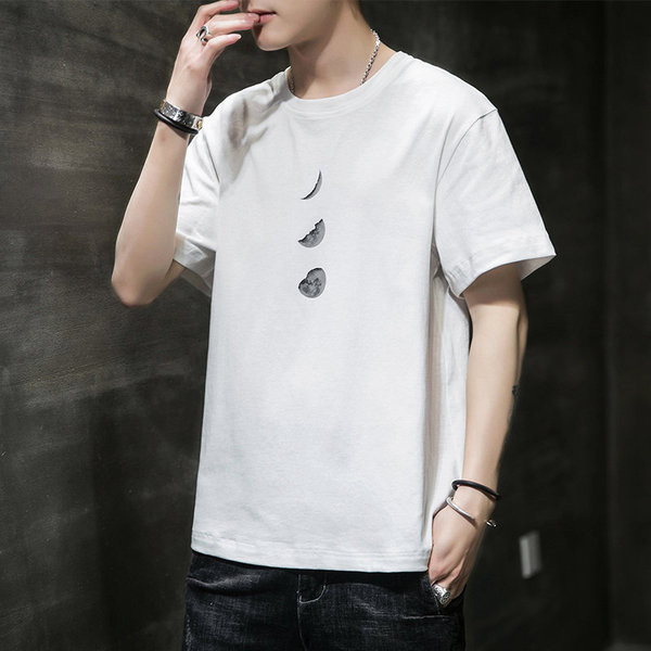 Široki model muške majice s aplikacijom