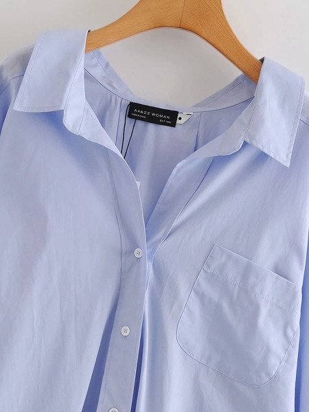 Moderna ženska košulja s džepom u plavoj boji