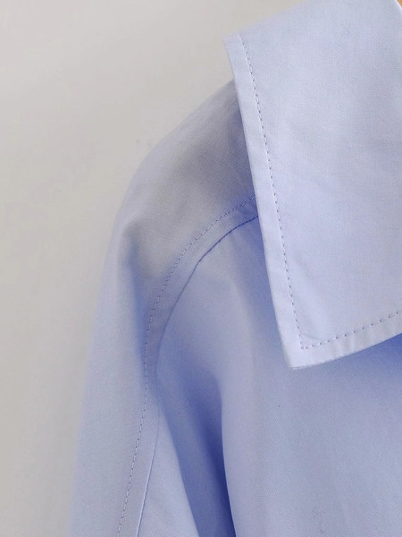 Moderna ženska košulja s džepom u plavoj boji