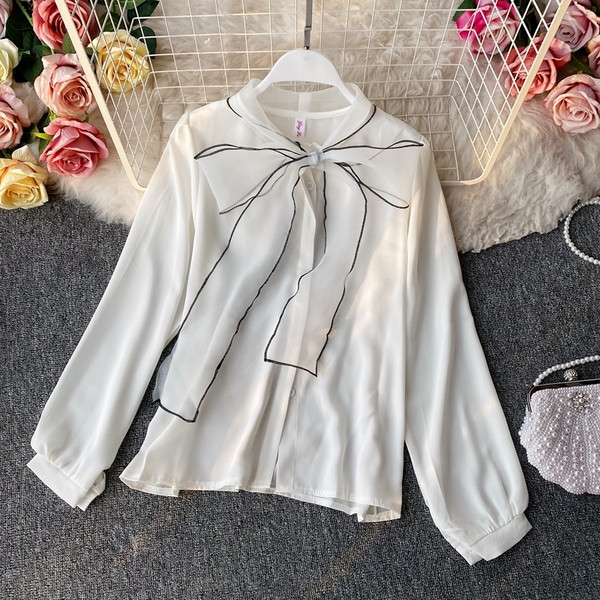 Elegantna bijela ženska košulja s dugim rukavima i trakom