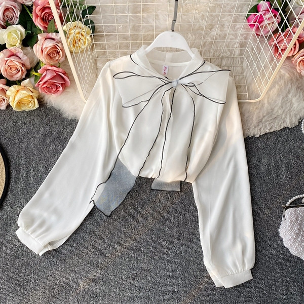 Elegantna bijela ženska košulja s dugim rukavima i trakom