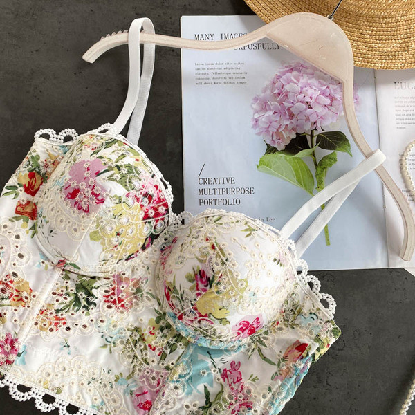 Ženski poprsje s cvjetnim uzorkom