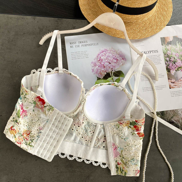 Ženski poprsje s cvjetnim uzorkom