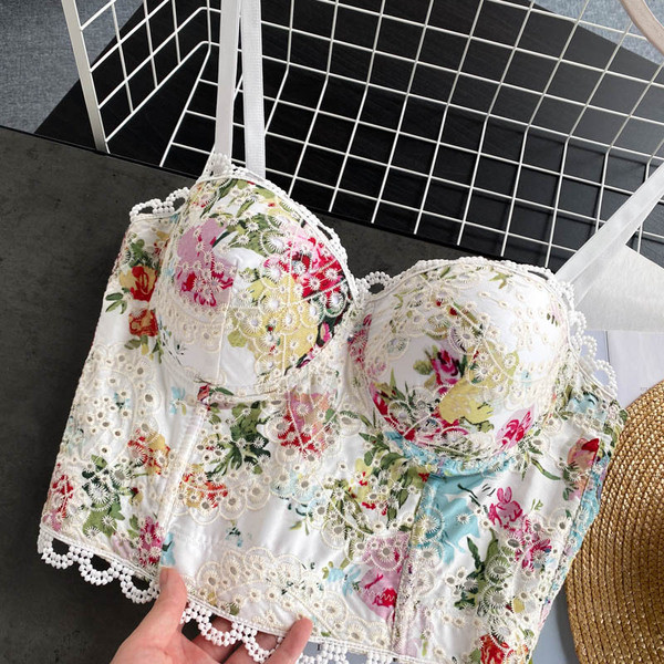 Ženski poprsje s cvjetnim uzorkom