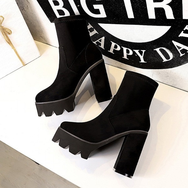 NOVI model ženskih čizama od eko brušene kože u crnoj boji