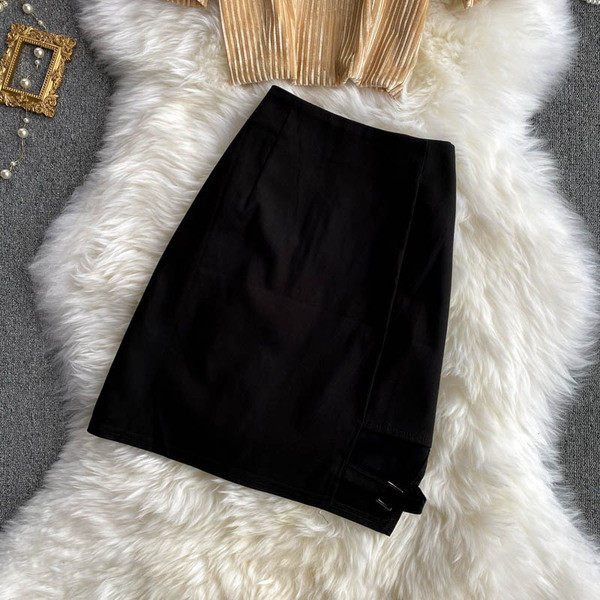 Moderan ženski set suknje s visokim strukom i bluzom od samta