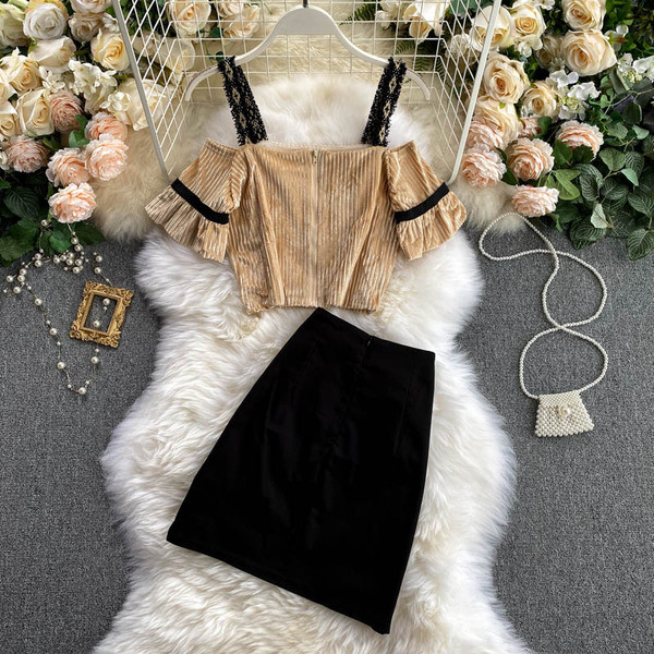 Moderan ženski set suknje s visokim strukom i bluzom od samta