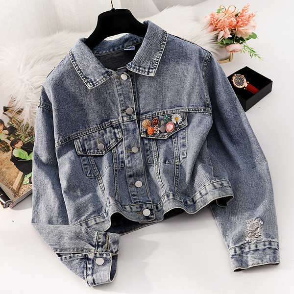 Ženska traper jakna s gumbima i džepovima u boji