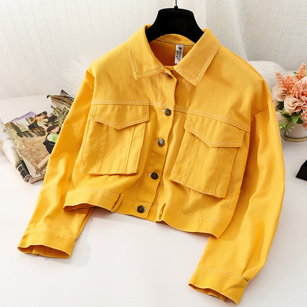 Moderna ženska jakna sa džepovima i gumbima