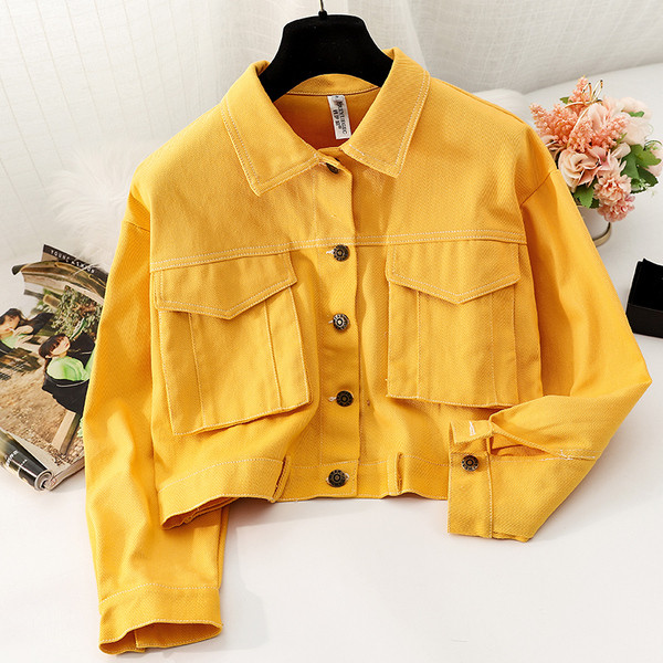 Moderna ženska jakna sa džepovima i gumbima