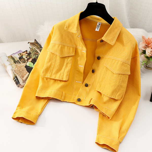 Moderna ženska jakna sa džepovima i gumbima