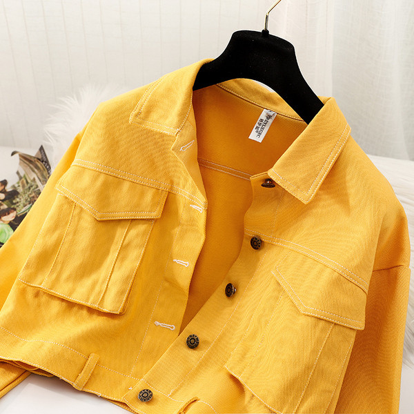 Moderna ženska jakna sa džepovima i gumbima