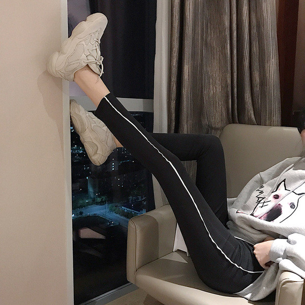 Naiste kõrge vöökoha ja valge äärisega retuusid