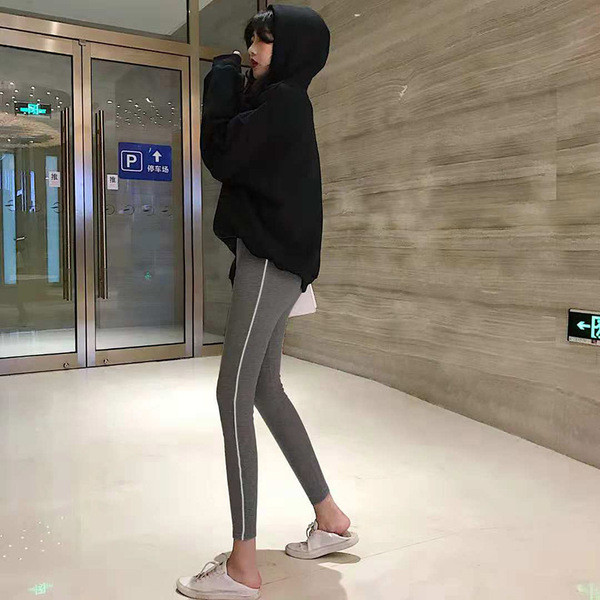 Naiste kõrge vöökoha ja valge äärisega retuusid